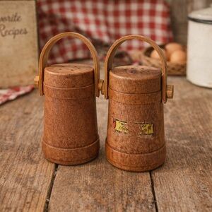 How adorable are these little wooden bucket shakers 🥰
